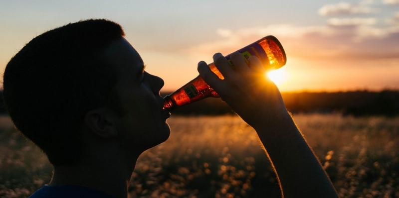 Coraz więcej młodych Polaków sięga po alkohol